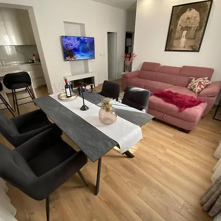 Apartman In The Center Split