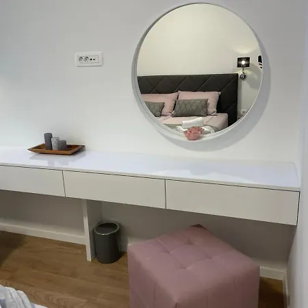 In The Center Apartment Split